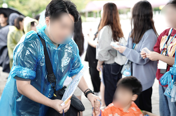 참석자 단체사진 촬영 및 아이들과 멘토 매칭